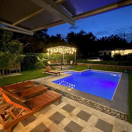 Amazilia Guesthouse ลิเบเรีย ภายนอก รูปภาพ